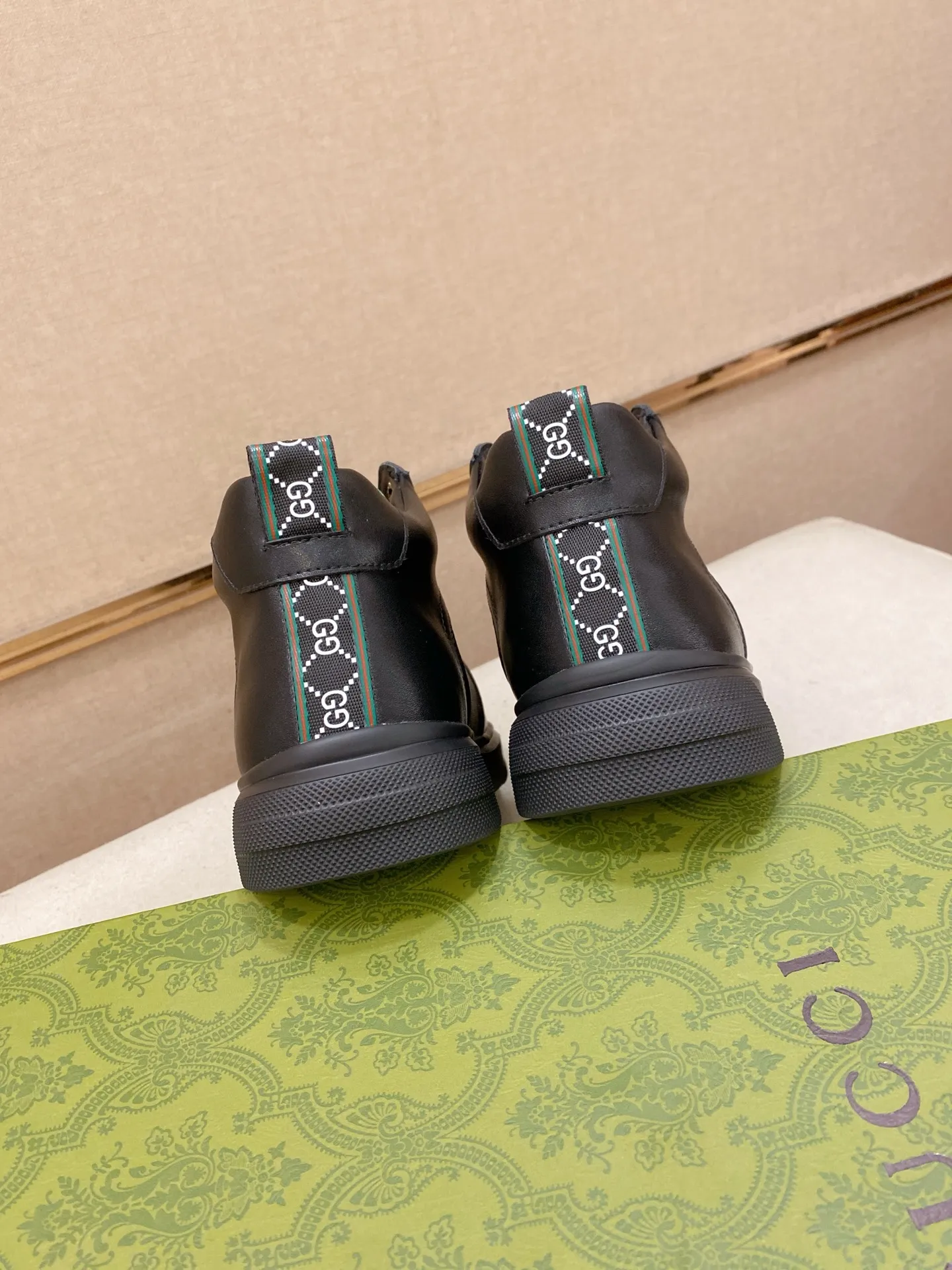 Factory price: 420💰 (GUCCI) The latest model from the official website🎁🎁Casual and fashionable men's shoes👟, hot style💥The version is simple and elegant, exclusive for trendy men. The unique latest brand elements from the official website👑Original Gucci decoration, fashionable and generous, the fabric is original cowhide ✅Mesh breathable lining, the official website specifies wear-resistant casual outsole, the classic model is taken in kind at the counter🎬38-44 (can be customized for 45 non-refundable)